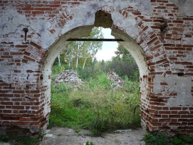 Eski kiliseyi yok etti. Tapınağın kalıntıları ve güzel doğa burayı süslüyor. Ayrıntılar ve yakın çekim.