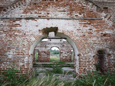 Eski kiliseyi yok etti. Tapınağın kalıntıları ve güzel doğa burayı süslüyor. Ayrıntılar ve yakın çekim.