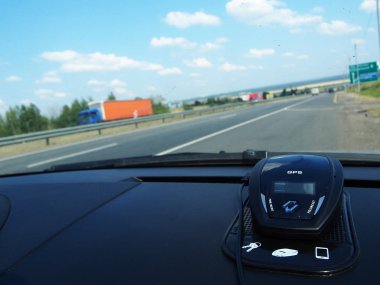Araç için cihaz radar dedektörü . Ayrıntılar ve yakın çekim.  