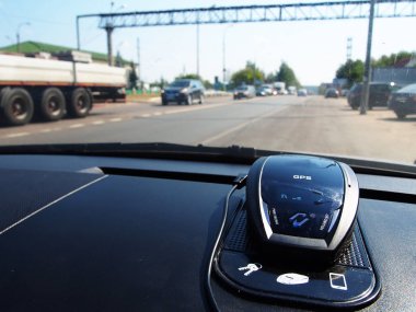 Araç için cihaz radar dedektörü . Ayrıntılar ve yakın çekim.  