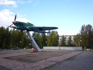 Askeri bir uçak anıtı. SSCB'de yapılan ve yol yakınına monte edilen uçak için güzel bir anıt