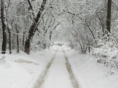 Karla kaplı yol. Kar yağışı sırasında, çok kar düştü ve yolda büyük bir tabaka halinde yatıyordu.