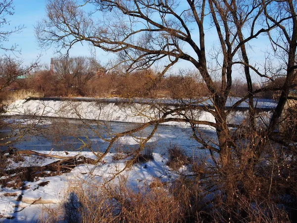 春の初めの川 太陽は川の氷を溶かし 川に浮かぶ 詳細とクローズアップ — ストック写真