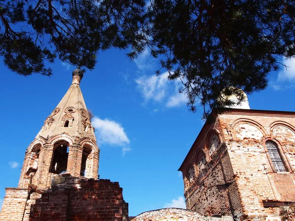 Destruyó Vieja Iglesia Las Ruinas Del Templo Hermosa Naturaleza Adornan —  Fotos de Stock