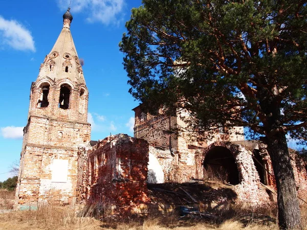 Destruyó Vieja Iglesia Las Ruinas Del Templo Hermosa Naturaleza Adornan —  Fotos de Stock