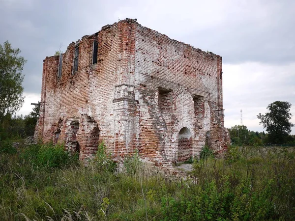 Destruyó Vieja Iglesia Las Ruinas Del Templo Hermosa Naturaleza Adornan — Foto de Stock