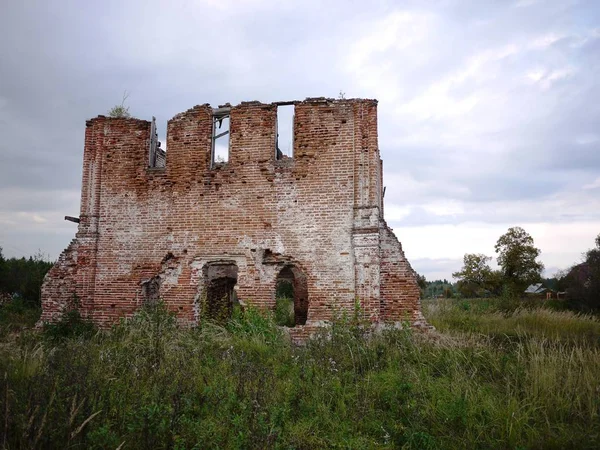 Destruyó Vieja Iglesia Las Ruinas Del Templo Hermosa Naturaleza Adornan — Foto de Stock