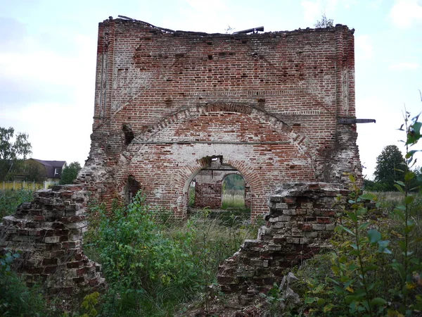 Destruyó Vieja Iglesia Las Ruinas Del Templo Hermosa Naturaleza Adornan — Foto de Stock