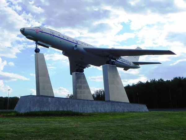 Műemlék Egy Utasszállító Gépet Egy Gyönyörű Emlékmű Repülőgép Tett Szovjetunióban — Stock Fotó