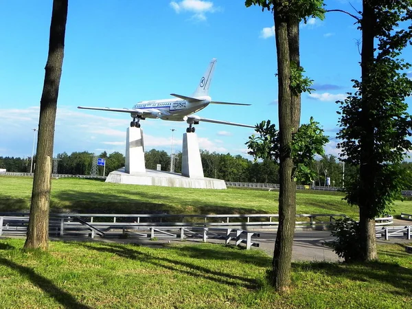 Monumento Para Avión Pasajeros Hermoso Monumento Aeronave Hecha Urss Instalado — Foto de Stock