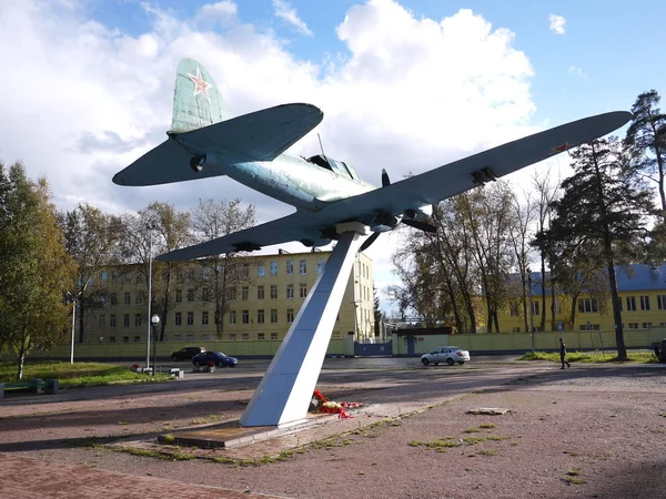 军用飞机纪念碑苏联制造的 安装在公路附近的一座美丽的飞机纪念碑 — 图库照片