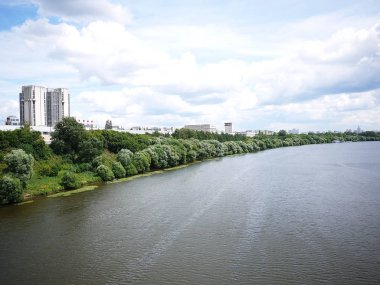 Şehirde nehir akıyor. Moskova Nehri ve Moskova kanalı. Ayrıntılar ve yakın çekim.