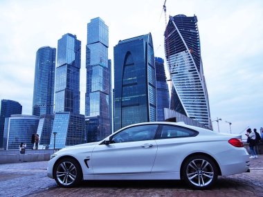 Moskova'daki gökdelenler. Ofis ve konut binalarının mimari kompleksi. Ayrıntılar ve yakın çekim.