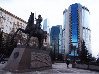 Moskova'daki gökdelenler. Ofis ve konut binalarının mimari kompleksi. Ayrıntılar ve yakın çekim.