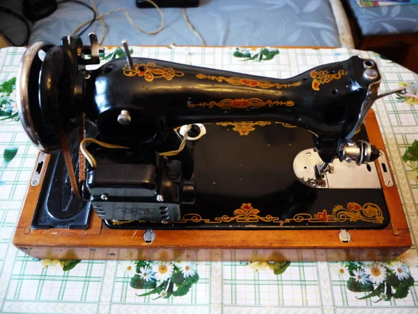 Een Oude Naaimachine Machine Gemaakt Ussr Met Hand Gewerkt — Stockfoto