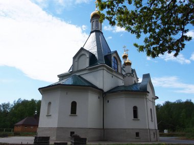 Güzel bir manzara kilise. Güzel doğaya yakın Antik Rus Kilisesi. Ayrıntılar ve yakın çekim.