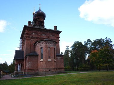 Güzel bir manzara kilise. Güzel doğaya yakın Antik Rus Kilisesi. Ayrıntılar ve yakın çekim.