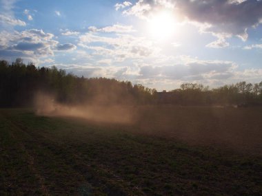 Traktör bir yay tarlası sürüyor. Bahar Başlangıcı - hasat için hazırlık geliyor. Ayrıntılar ve yakın çekim.