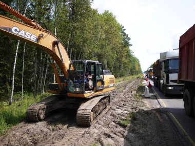 İnşaat ekipmanlarının işi. Çeşitli inşaat ekipmanları yol ve binaların yapımında çalışmalar yapar. Ayrıntılar ve yakın çekim.