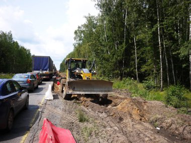 İnşaat ekipmanlarının işi. Çeşitli inşaat ekipmanları yol ve binaların yapımında çalışmalar yapar. Ayrıntılar ve yakın çekim.