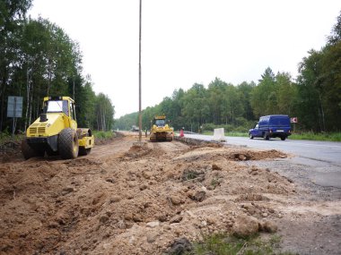 İnşaat ekipmanlarının işi. Çeşitli inşaat ekipmanları yol ve binaların yapımında çalışmalar yapar. Ayrıntılar ve yakın çekim.