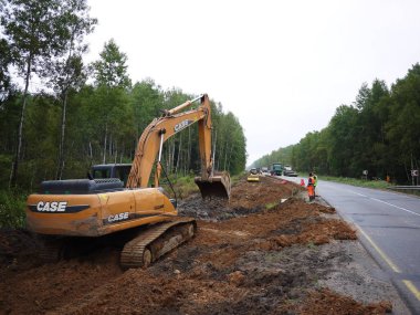 İnşaat ekipmanlarının işi. Çeşitli inşaat ekipmanları yol ve binaların yapımında çalışmalar yapar. Ayrıntılar ve yakın çekim.