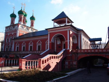 Vysoko-Petrovsky manastırı. Birçok gezginler ve hacılar tarafından ziyaret edilen güzel bir yer. Ayrıntılar ve yakın çekim.
