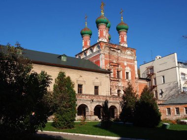 Vysoko-Petrovsky manastırı. Birçok gezginler ve hacılar tarafından ziyaret edilen güzel bir yer. Ayrıntılar ve yakın çekim.