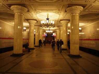 Metro istasyonunun içi. Sovyet tarzında yapılmış güzel metro istasyonu. Ayrıntılar ve yakın çekim.