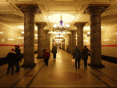 Metro istasyonunun içi. Sovyet tarzında yapılmış güzel metro istasyonu. Ayrıntılar ve yakın çekim.