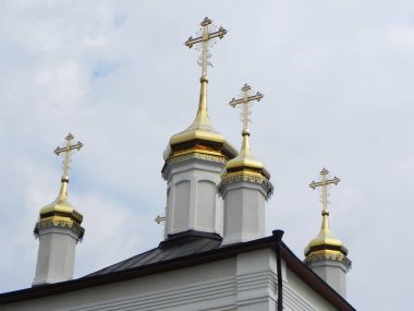Kilisede mavi ve altın kubbeler. Rus Kilisesi'nde güzel kubbeler. Ayrıntılar ve yakın çekim.