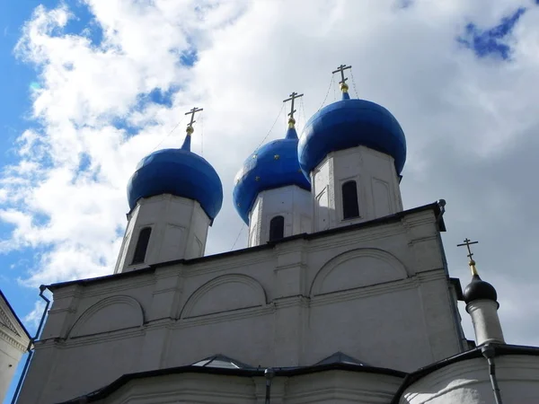 Kilisede Mavi Altın Kubbeler Rus Kilisesi Nde Güzel Kubbeler Ayrıntılar — Stok fotoğraf
