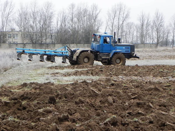 Campo Aratri Trattore Trattore Cavalca Sul Campo Aratri Terreni Coltivabili — Foto Stock