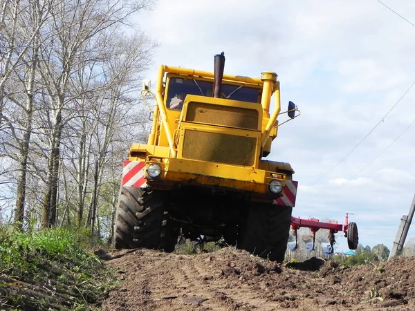 Vlečný Pole Traktor Pohybuje Hřišti Svítí Orné Půdě Podrobnosti Detail — Stock fotografie