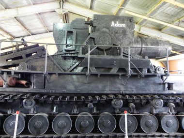 Tanklar ve zırhlı silahlar müzesi. Askeri teçhizat ve teknolojiye adanmış müze. Ayrıntılar ve yakın çekim.