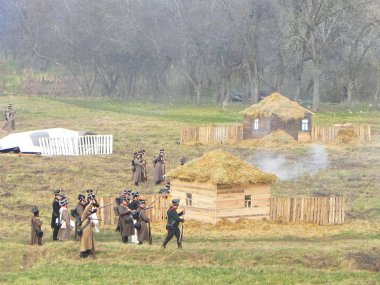 Borodino Savaşı'nın yeniden inşası. 1812'nin askerleri savaş alanında savaşıyor. Ayrıntılar ve yakın çekim.