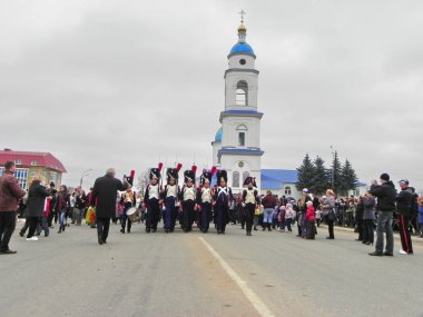 Eski haliyle asker geçidi. 1812'nin askerleri savaş alanında savaşıyor. Ayrıntılar ve yakın çekim.