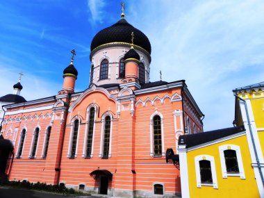 Yükseliş David çöl Kutsal manastır. Dünyanın her yerinden hacıların ziyaret ettiği kutsal bir yer. Ayrıntılar ve yakın çekim.