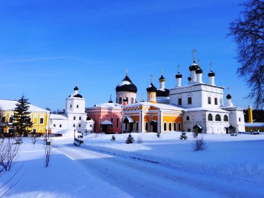 Yükseliş David çöl Kutsal manastır. Dünyanın her yerinden hacıların ziyaret ettiği kutsal bir yer. Ayrıntılar ve yakın çekim.