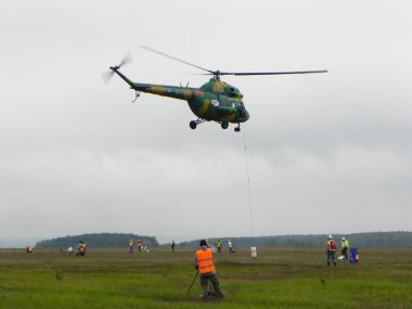 Helikopter havada. Helikopter havada havada gezindi. Ayrıntılar ve yakın çekim.