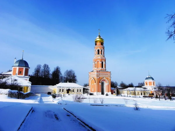 Yükseliş David çöl Kutsal manastır. Dünyanın her yerinden hacıların ziyaret ettiği kutsal bir yer. Ayrıntılar ve yakın çekim.