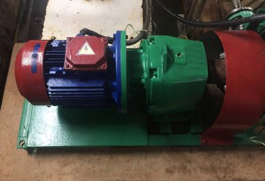 Endüstriyel bir tesiste pompa ve motor. Ekipmana dikkat edin. Ayrıntılar ve yakın çekim.