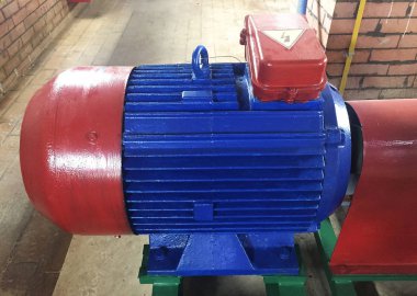 Endüstriyel bir tesiste pompa ve motor. Ekipmana dikkat edin. Ayrıntılar ve yakın çekim.