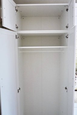 Dolabın iç detayları. Büyük gardırop. Ayrıntılar ve yakın çekim.