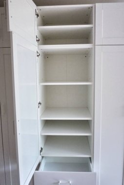 Dolabın iç detayları. Büyük gardırop. Ayrıntılar ve yakın çekim.