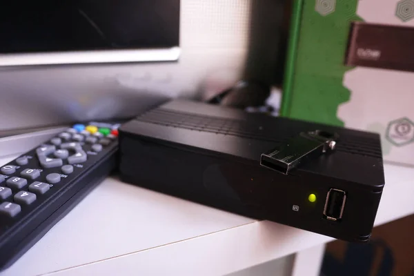 Video ve Tv sinyali almak için alıcı kutusu. Uzaktan kumanda. Ayrıntılar ve yakın çekim.