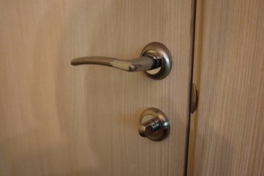 Yeni bir iç yüklü bir odanın iç. Kapı. Kurulu kapı oda, banyo veya tuvaletin iç mekanını uyumlu bir şekilde tamamlar.