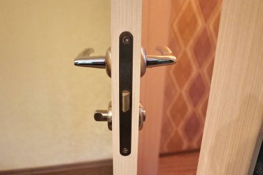 Yeni bir iç yüklü bir odanın iç. Kapı. Kurulu kapı oda, banyo veya tuvaletin iç mekanını uyumlu bir şekilde tamamlar.