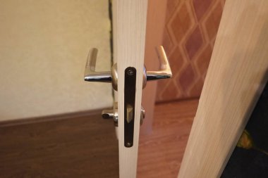 Yeni bir iç yüklü bir odanın iç. Kapı. Kurulu kapı oda, banyo veya tuvaletin iç mekanını uyumlu bir şekilde tamamlar.