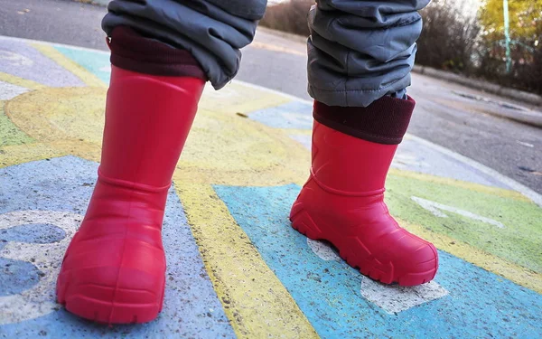 明亮舒适的儿童靴 适合冬季 秋季和春季使用 内衬可以改变 这些靴子即使在寒冷的天气也可以使用 — 图库照片